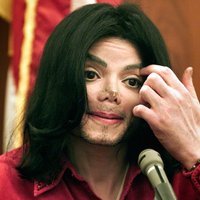 Семья Майкла Джексона предъявила иск к HBO на $100 млн из-за скандального фильма