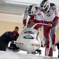 Latvijas bobsleja ekipāžas paliek uzreiz aiz pjedestāla Eiropas čempionātā