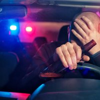 Pēc veikala apzagšanas iereibis vīrietis bez tiesībām mēģina ar auto bēgt no policijas