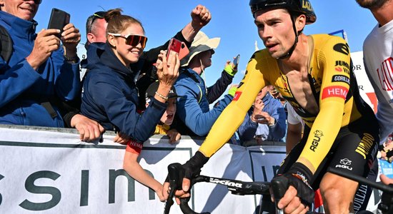 Rogličs, spītējot mehāniskām problēmām, uzvar un tuvojas 'Giro d'Italia' titulam