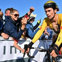 Rogličs, spītējot mehāniskām problēmām, uzvar un tuvojas 'Giro d'Italia' titulam