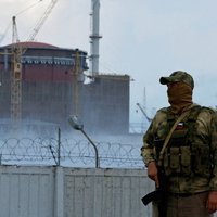 Okupanti izveidojuši kaujas pozīcijas uz Zaporižjas AES reaktoru ēkām, ziņo Lielbritānija