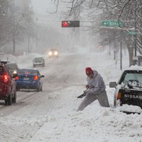 ASV plosās sezonā pirmā spēcīgā sniega vētra