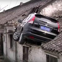 Video: Ķīnā automašīna ietriecas mājas jumtā