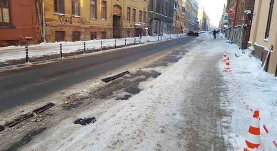 Tīrot sniegu, Bruņinieku ielā Rīgā nošķūrēta arī daļa velojoslas infrastruktūras