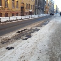 Tīrot sniegu, Bruņinieku ielā Rīgā nošķūrēta arī daļa velojoslas infrastruktūras