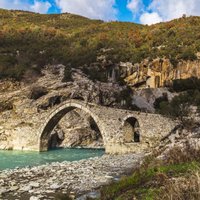 Termālie baseini Albānijā, kas meklējami ainaviskā vietā