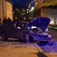 ФОТО, ВИДЕО: В Резекне с моста рухнул автомобиль Saab