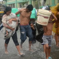 Foto: Filipīnu galvaspilsētu paralizējis taifūns 'Rammasun'