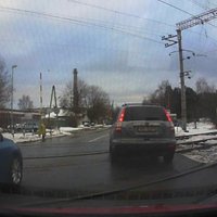 Video: Dubultos 'Volvo' nekautrējas apdzīt pat uz dzelzceļa pārbrauktuves