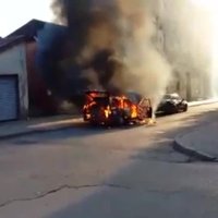 Video: Āgenskalnā pilnībā sadeg automašīna