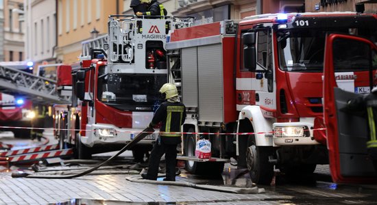 No degoša nama Krustpils ielā Rīgā evakuē 11 cilvēkus