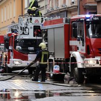 No degoša nama Krustpils ielā Rīgā evakuē 11 cilvēkus