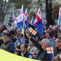 Tbilisi tūkstošiem opozīcijas atbalstītāju pieprasa valdības atkāpšanos