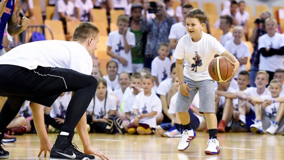 250 jaunie basketbolisti no visas Latvijas tiekas ar Kristapu Porziņģi - 22