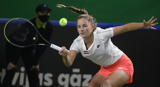 Чиновников интересует, почему латвийские теннисистки играют вместе с россиянками