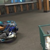 Video: 'Boston Dynamics' robotam nesekmējas kastes uzlikšana uz galda