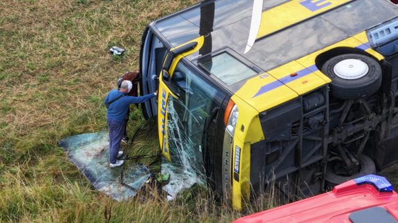 Lietuvā apgāzies "Ecolines" pasažieru autobuss