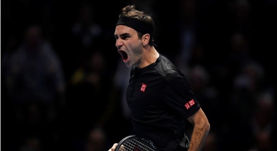 Federers uzvar Džokoviču un nodrošina Nadalam pirmās raketes godu sezonas izskaņā