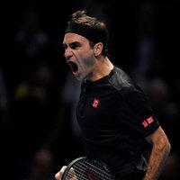 Federers uzvar Džokoviču un nodrošina Nadalam pirmās raketes godu sezonas izskaņā