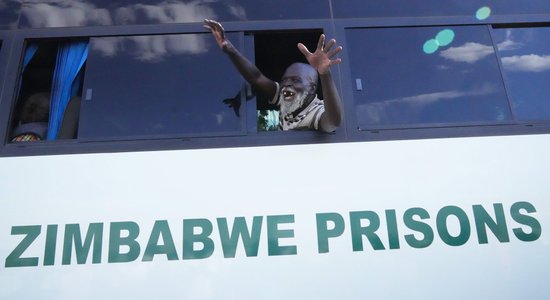 Opozīcija Zimbabvi apsūdz amnestijas piešķiršanā bīstamiem izvarotājiem