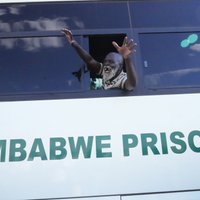 Opozīcija Zimbabvi apsūdz amnestijas piešķiršanā bīstamiem izvarotājiem