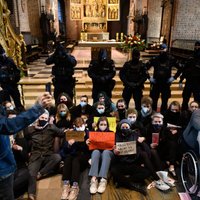 Polijā protestētāji pret abortu aizliegumu vēršas pret baznīcām