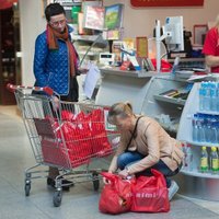 Газета рассказала о "голодных россиянах", закупающихся в магазинах Эстонии