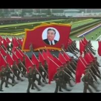 Video: Ziemeļkorejā grandiozā parādē svin iebalzamētā Irsena dzimšanas dienu