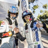 Foto un video: WRC čempions Ožjērs pārbauda brazīliešu futbola zvaigzni Neimaru stūrmaņa amatā