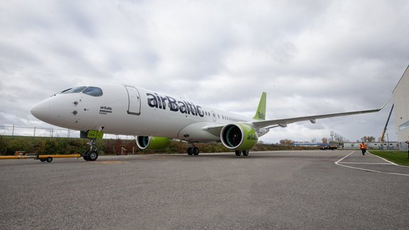 'Bombardier' prezentē 'airBaltic' jauno CS300 lidmašīnu - 1