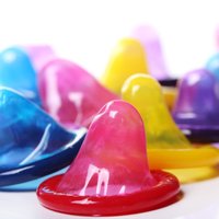 Britu pusaudži izgudrojuši prezervatīvu, kas atpazīst STS un maina krāsu