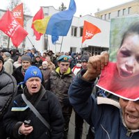 Foto: Tūkstošiem ukraiņu ielās pauž sašutumu par žurnālistes piekaušanu