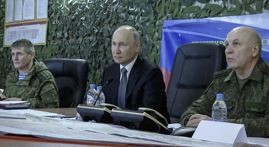 Kaitējot Prigožina reputācijai, Putins mēģina uz armiju pārvilināt ‘Vagner’ kaujiniekus, uzskata britu ģenerālis