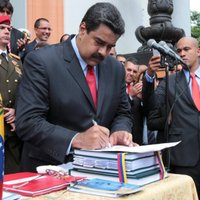 Maduro bez parlamenta atbalsta apstiprina nākamā gada budžetu