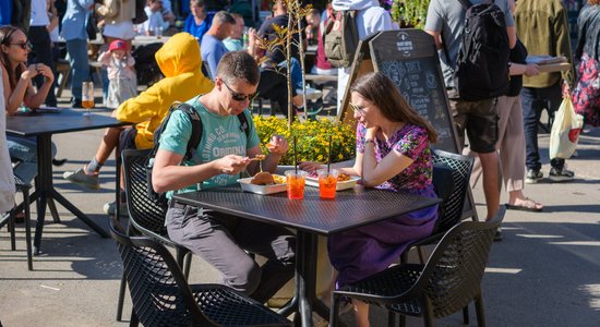 Foto: Ielu ēdinātāji un ēdāji bauda Rīgas 'Street food' festivālu