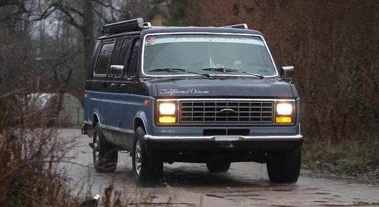 Video: Timrots izmēģina Latvijā vienīgo 90. gadu sešmetrīgu "Ford" busu