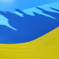 Padomju laika pieminekļi Lietuvā nokrāsoti Ukrainas karoga krāsās