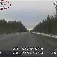 Smiltenes novadā iereibis autovadītājs bez tiesībām traucas ar ātrumu 204 km/h