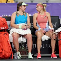 Ostapenko un Kičenoka zaudē arī otrajā mačā WTA finālturnīra dubultspēlēs