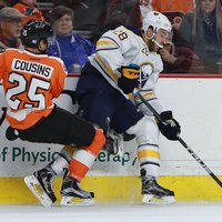 Girgensonam rezultatīva piespēle; 'Sabres' nenotur trīs 'golu' pārsvaru un zaudē 'Flyers'