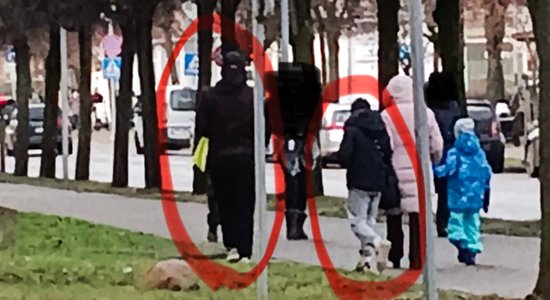 Jelgavā maskoti jaunieši puisim ieliek kabatā aizdedzinātu petardi; policija sāk lietu