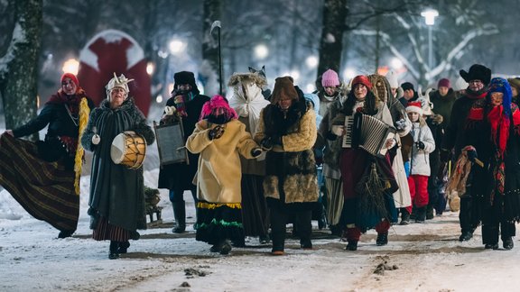 bluķa vilkšana, ziemas saulgrieži, ziema, tradīcijas, svētku laiks, Sigulda