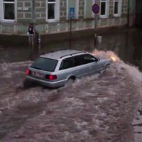 ВИДЕО: Дожди затопили центр Даугавпилса - водители плачут, а молодежь ликует