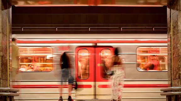 ātrvilciens cilvēki metro