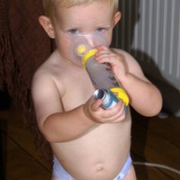 Pētījums: Bērniem, kuri guļ kopā ar vecākiem, ir augstāks risks saslimt ar astmu