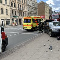 Foto: Automašīna nogāž luksoforu un ietriecas mājas sienā Brīvības ielā