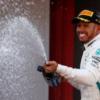 Hamiltons gūst pārliecinošu uzvaru Spānijas 'Grand Prix' izcīņā