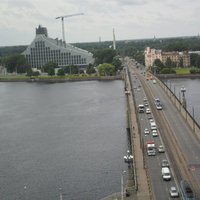 Diennakts laikā no Akmens tilta Rīgā cenšas nolēkt divi cilvēki