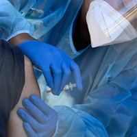 Vakcinācija pret Covid-19 aprūpes centros: tempu celšanai pārceļ vairāku izbraukumu datumus